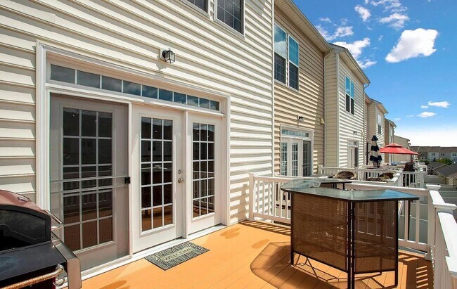 Building Photo - 3 Level END UNIT townhouse in Market Squar...