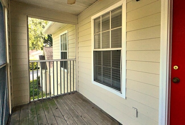 Building Photo - Gated Community! Close to the Beach and sh...