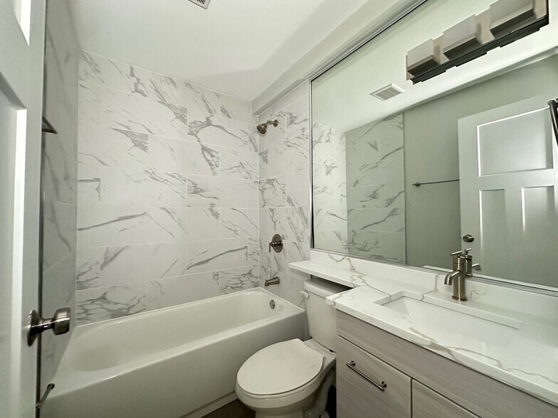 Building Photo - 456 W Barry Ave