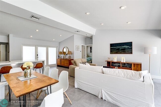 Building Photo - 1704 SW 4th Ct