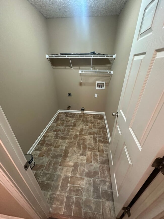 Building Photo - 105 Willow Point Dr