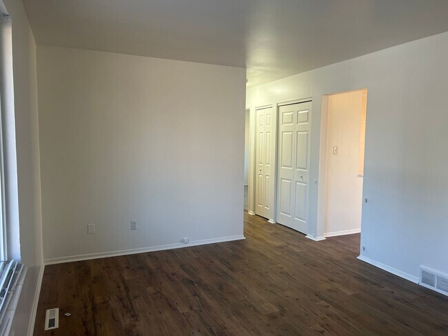 Building Photo - Lansing27