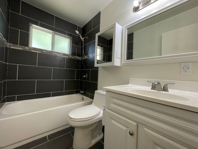 Building Photo - Charming 3-Bedroom Home in Prime Roseville...