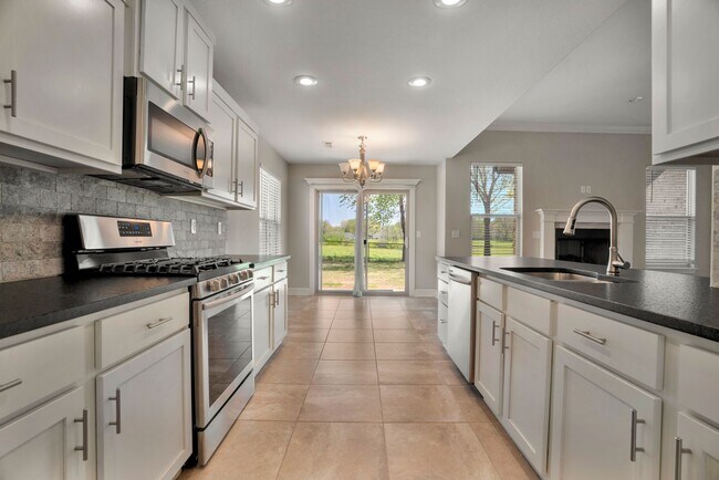 Building Photo - 3 Bed 2 Bath Home near Stonebridge Meadows Country Club