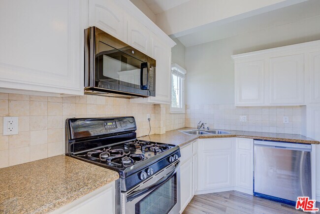 Building Photo - 253 S Elm Dr