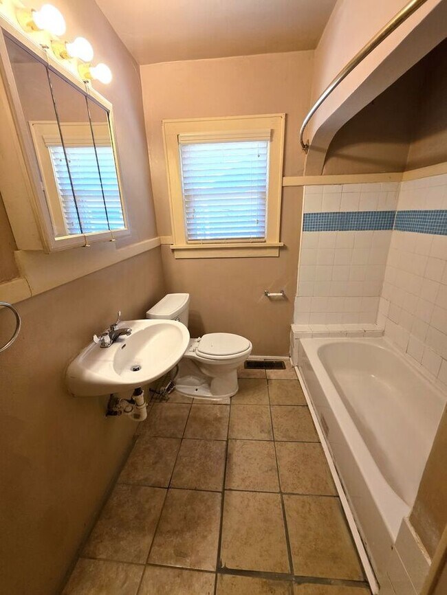 Building Photo - 3 Bed, 1 Bath Home in NW OKC Close to Plaza District