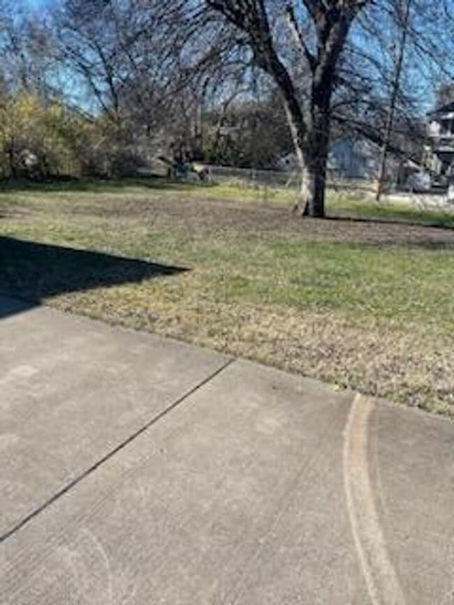 Building Photo - All brick cottage in East Nashville