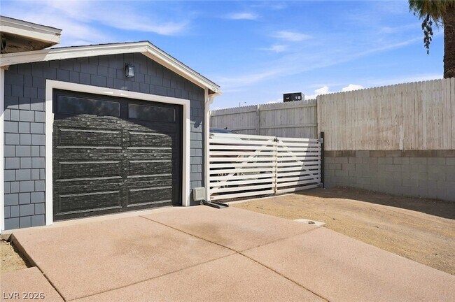 Building Photo - 609 Sierra Ln