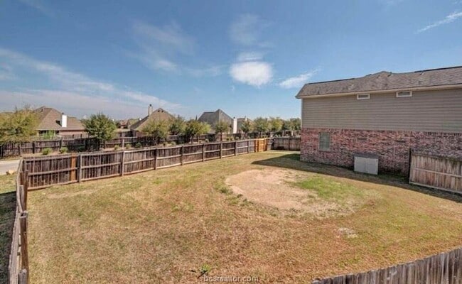Building Photo - AUGUST 2026 Pre-Lease!! Spacious 5/4.5 duplex in South College Station!