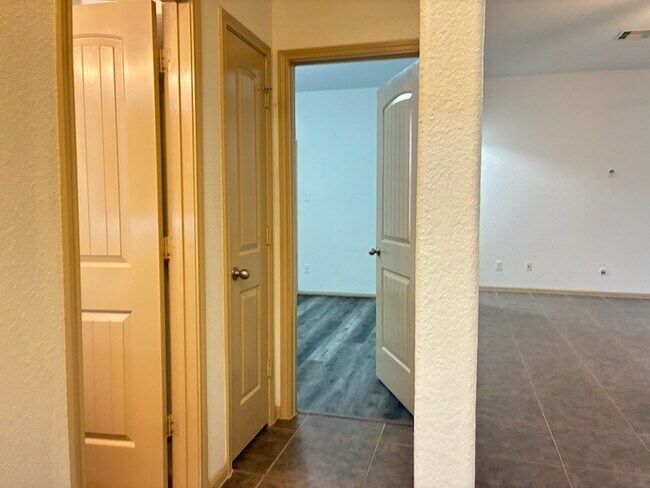 Building Photo - 7042 Windy Run Ct