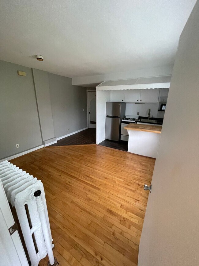 Building Photo - 2118 Pillsbury Ave
