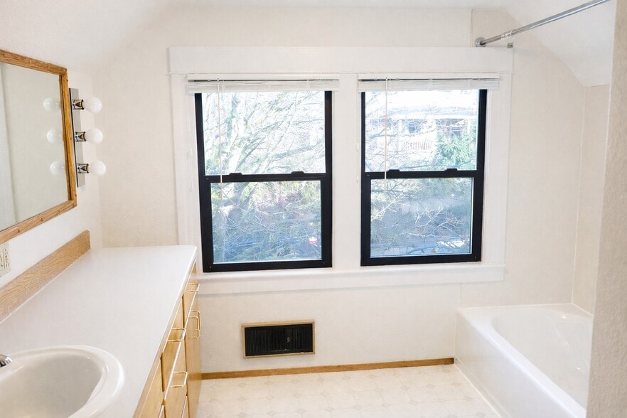 Building Photo - 5116 Meridian Ave N