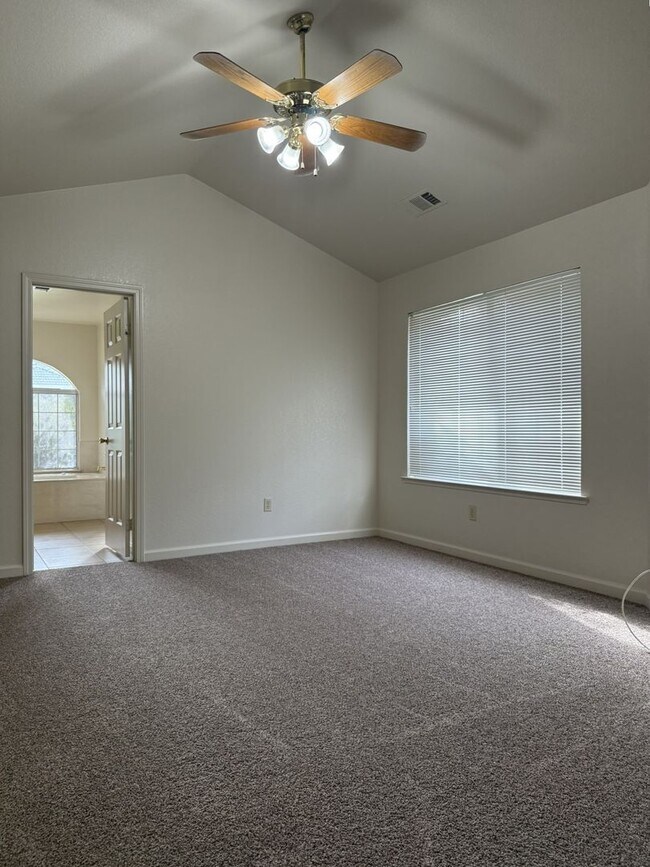 Building Photo - Adorbs 3/2 available NOW!!!