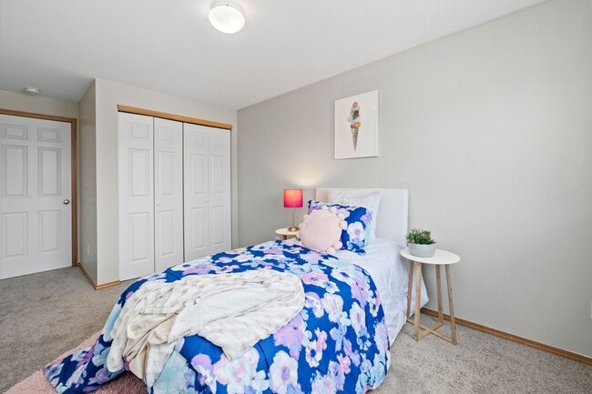 Building Photo - Immaculate 3 bed with lg fenced yard