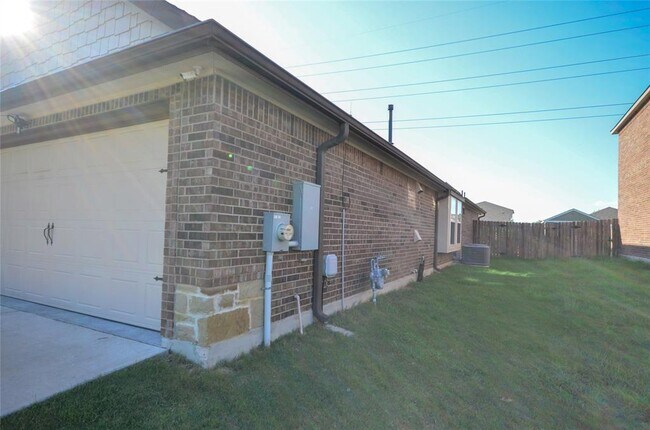 Building Photo - 5632 Sabbia Dr