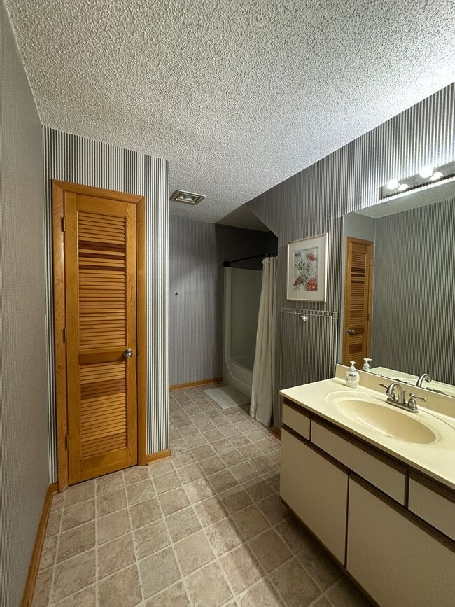 Building Photo - Furnished Townhome with Water Views and Boat Slip!