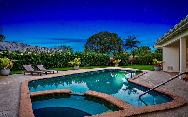 Building Photo - 305 Country Club Dr