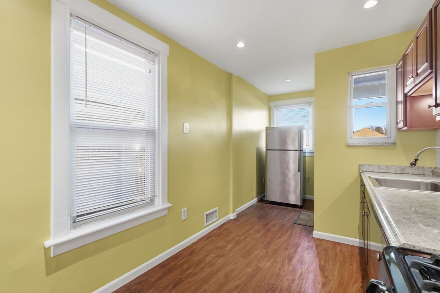 Building Photo - 2303 Sherbrook St