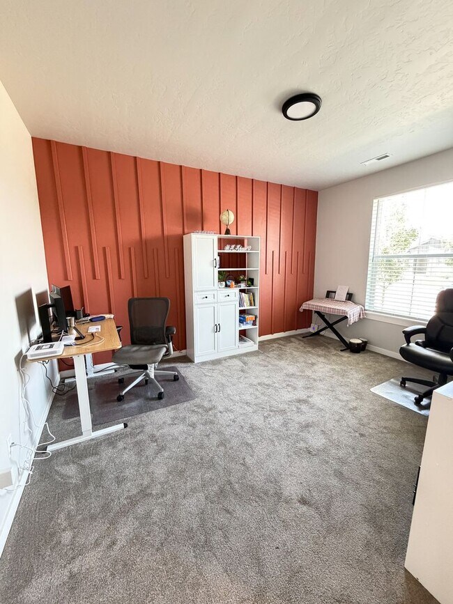 Building Photo - Stunning 4 Bedroom Home with Office and Loft!
