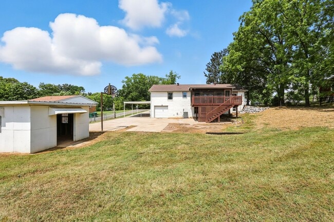 Building Photo - Spacious 3 bedroom home with finished base...