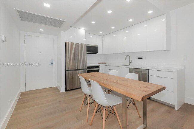 Building Photo - 2301 Collins Ave
