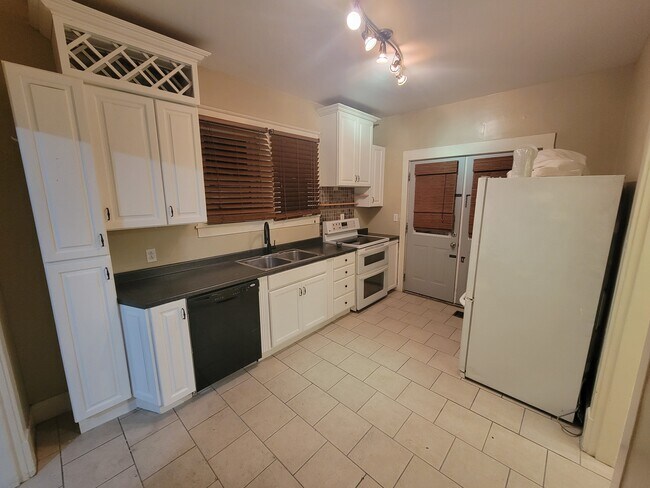 Building Photo - 3605 Hydes Ferry Rd