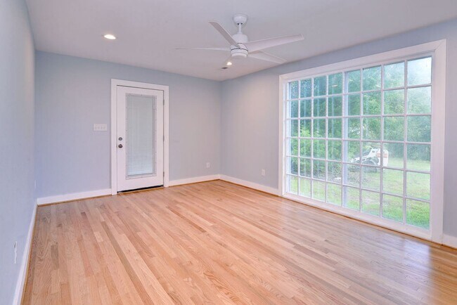 Building Photo - New Waterfront Home