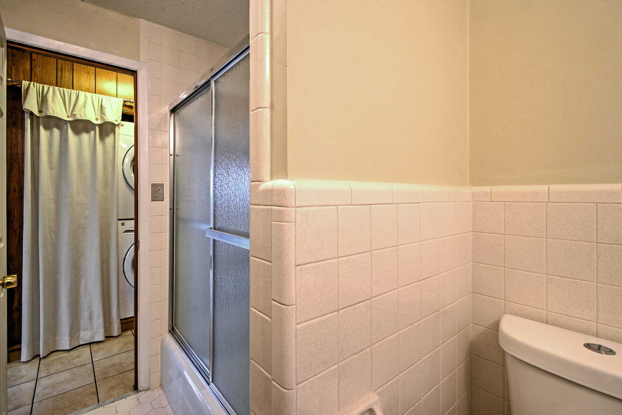 main floor bath, looking toward laundry stack - 1225 Becky Mountain Road