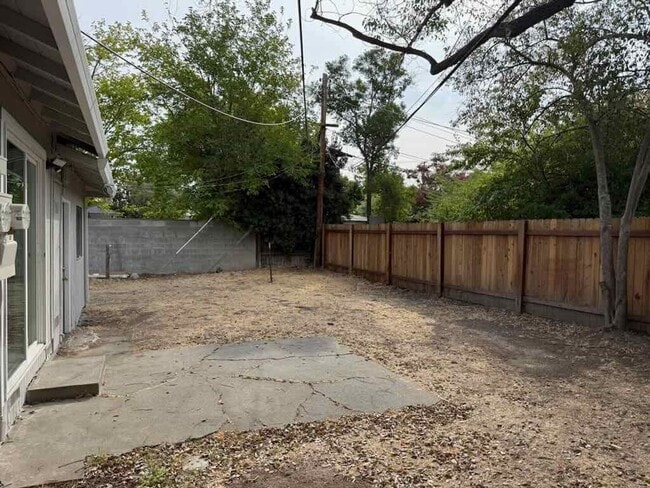 Building Photo - Updated 2 Bed/1 Bath 900 Sq.ft Duplex with...