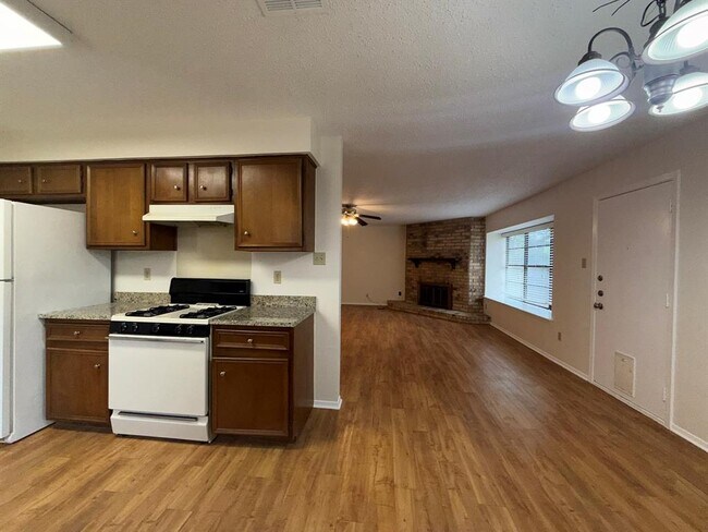 Building Photo - 305 Kimberly Dr
