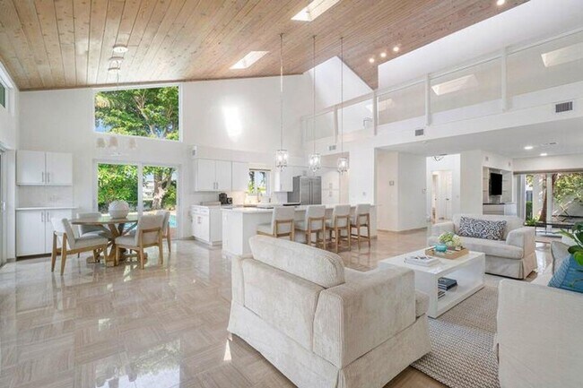 Building Photo - 6110 N Ocean Blvd