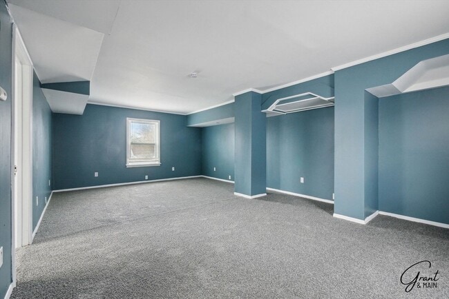 Building Photo - 4 bedroom $1300