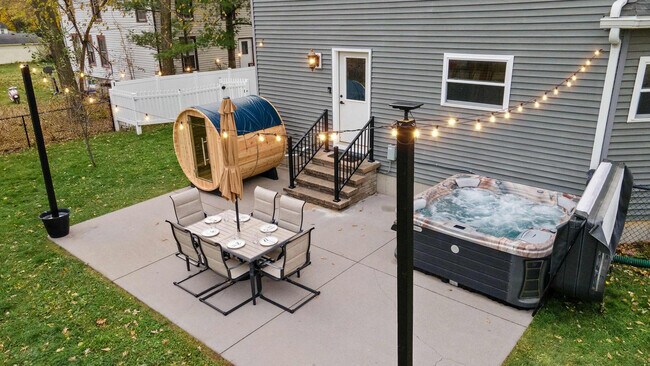 Building Photo - 924 Capital St