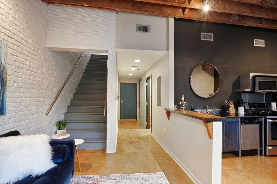 Building Photo - 1029 Annunciation St