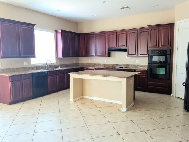 Building Photo - HUGE 5 bedroom, 3 bathroom in Glendale