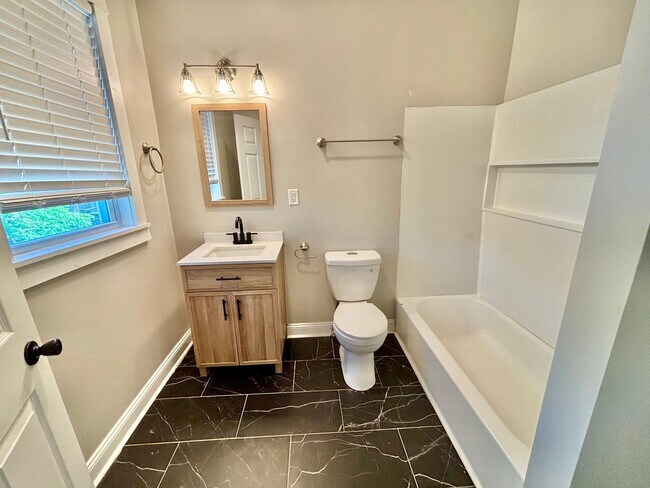 Building Photo - 513 E Ormsby Ave