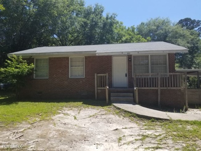 Primary Photo - 3 br, 1 bath House - 201 Horseshoe Cir