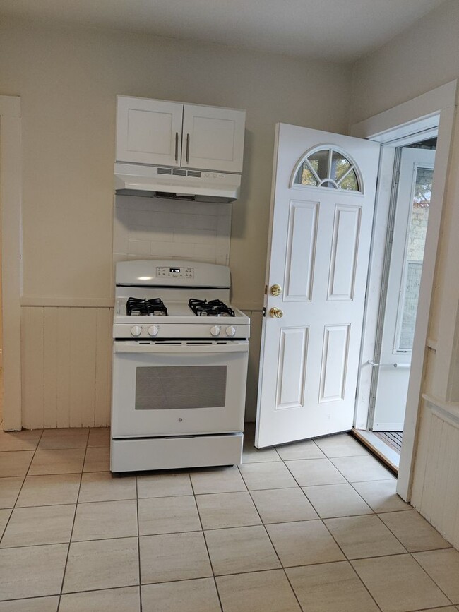 Building Photo - Large Renovated Unit in Allston. 3 bed. 2 ...