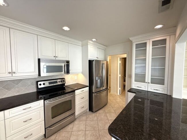 Building Photo - King John Condos