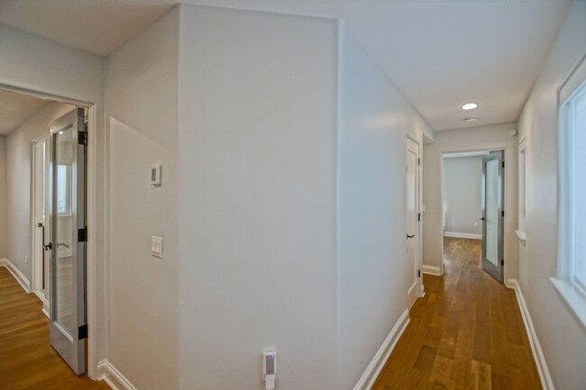 Building Photo - Remodeled, Bright & Spacious, 2400 Sq Ft D...