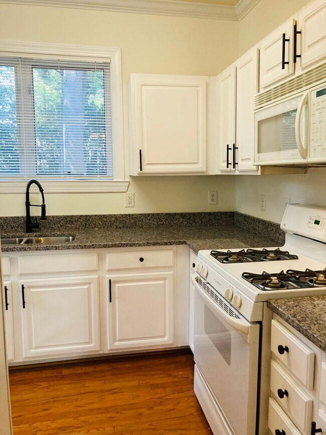 Building Photo - Renovated Southpark condo!