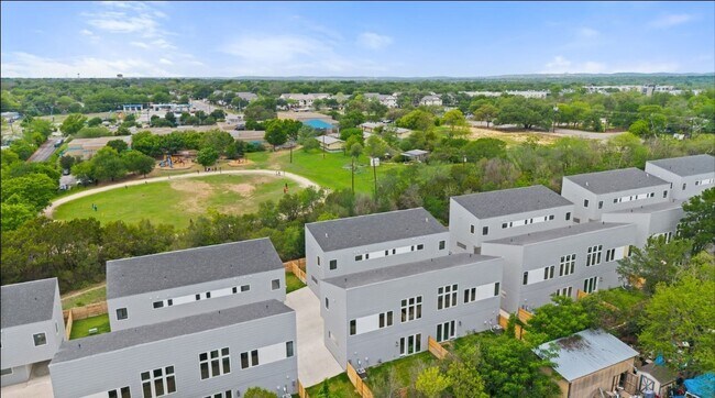 Building Photo - 401 N Bluff Dr