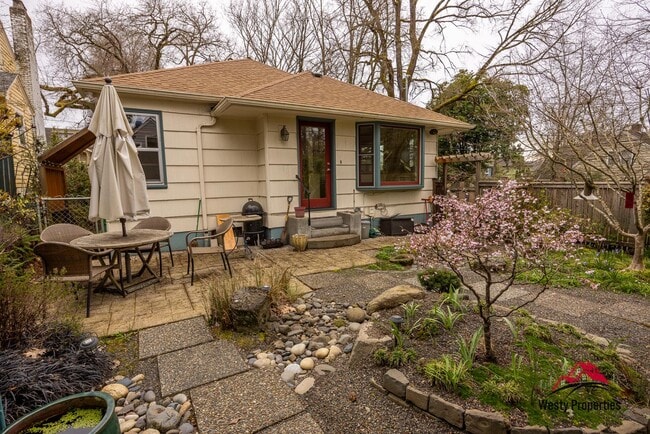 Building Photo - 3205 NE Davis St