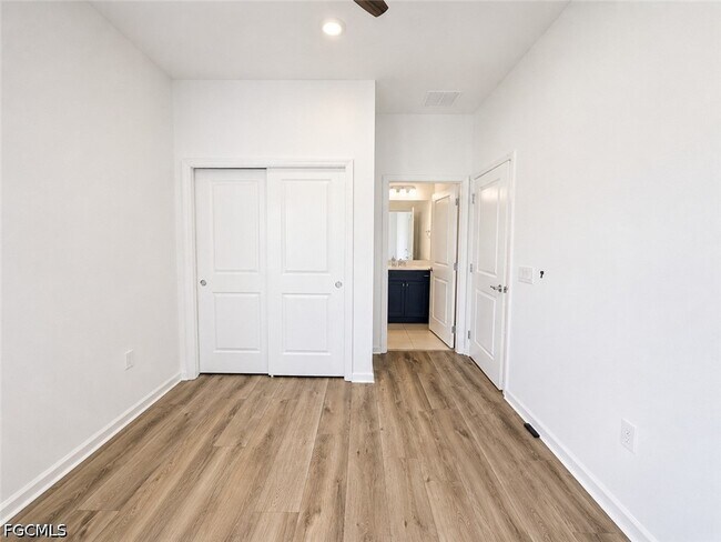 Building Photo - 42723 Valley Brooks St