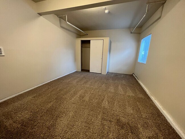Building Photo - 400 River Ave