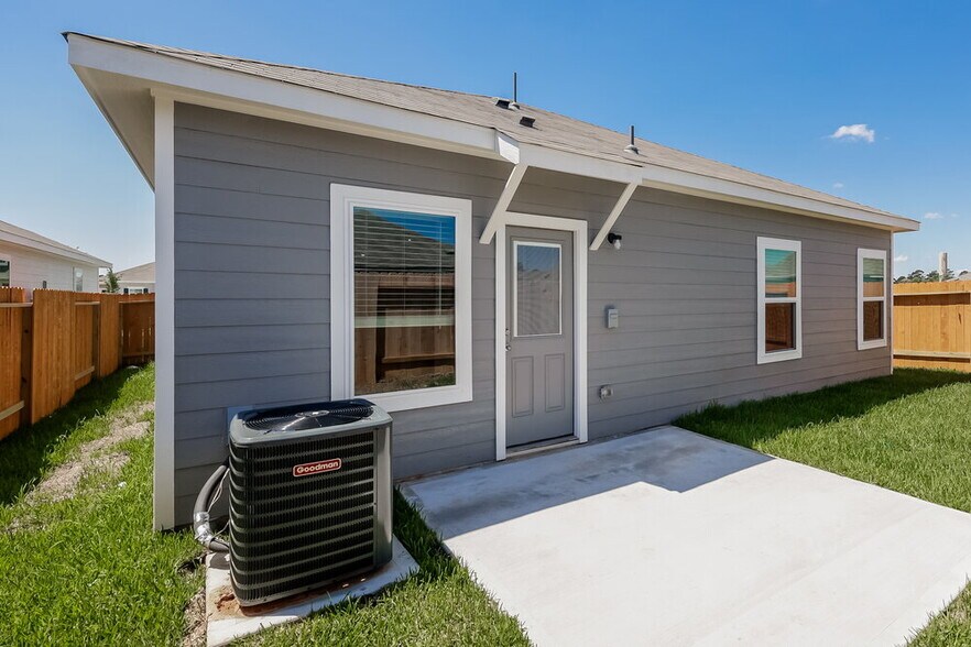 Building Photo - 16427 Honeysuckle Hl Dr