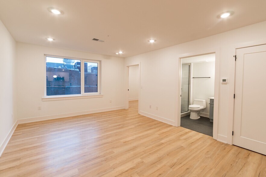 Building Photo - 629 W Girard Ave