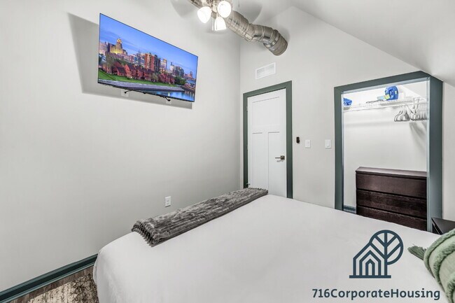 Building Photo - Furnished 2-Bedroom, 2-Bath Apartment near the Medical Campus
