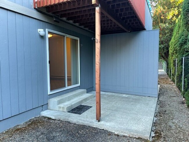 Building Photo - University Place Ground Floor Apartment Ho...