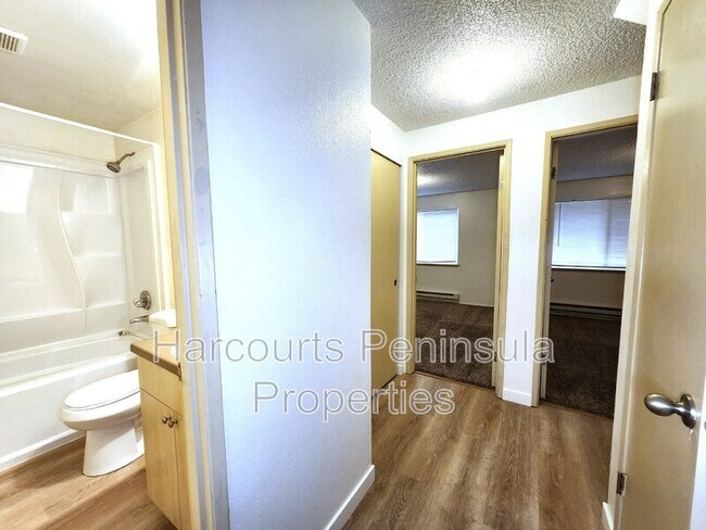 Building Photo - 45 NE Torval Canyon Rd